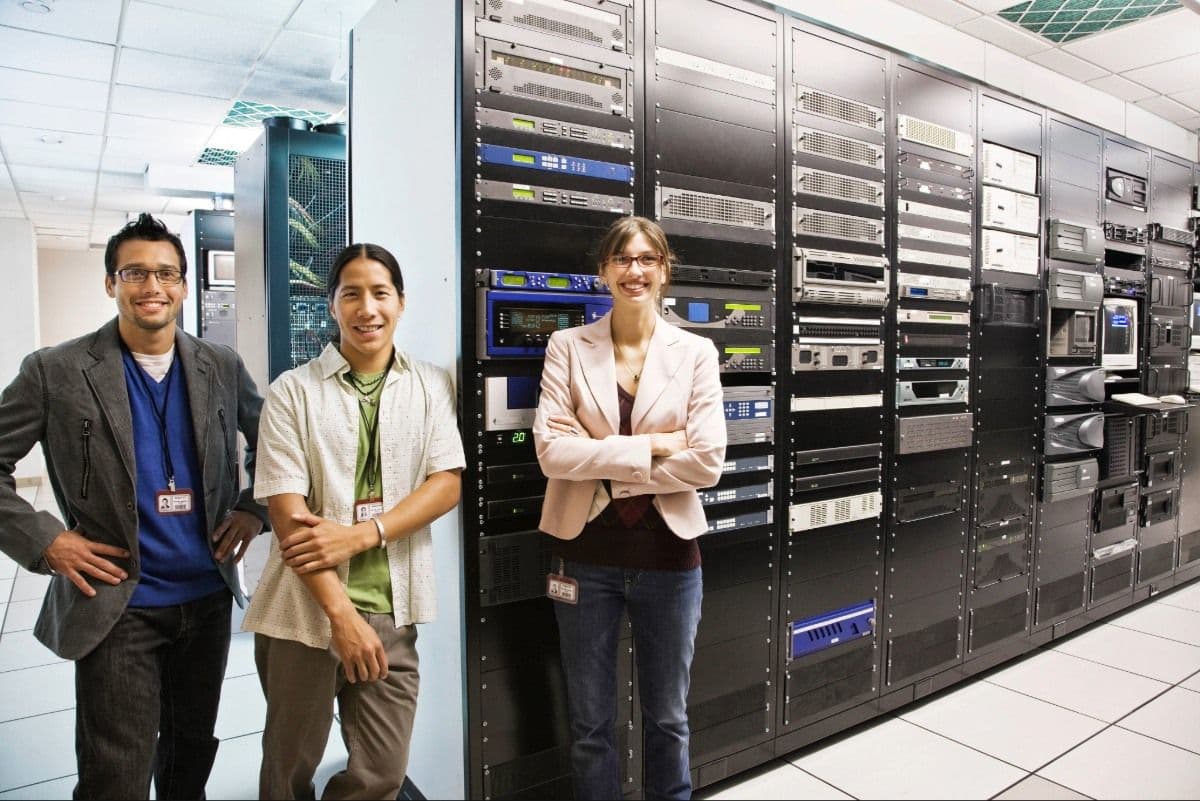 Equipo colaborando en una oficina, imagen representativa de ISC Group